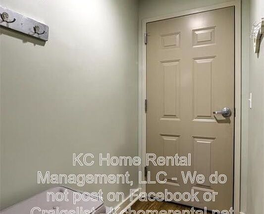 4th image of 200 E 43rd St APT 301