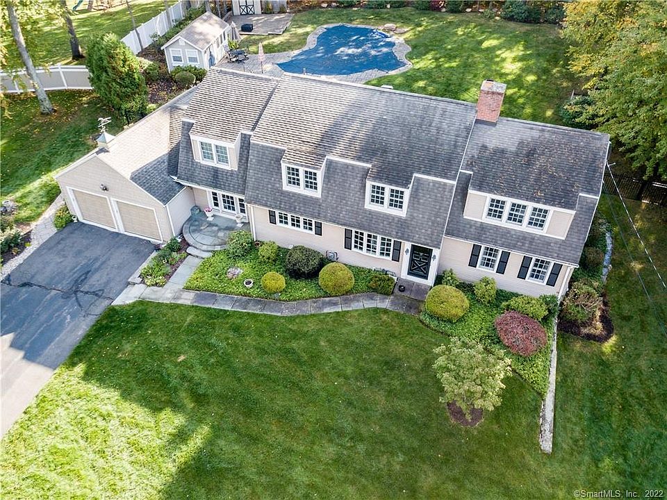 1st image of 10 Deepwood Ln