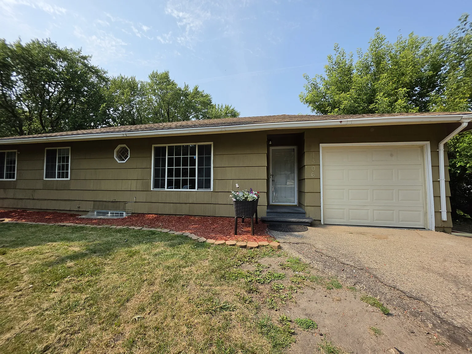 5 bed, 1876 sqft, $2,600 — Photo 1
