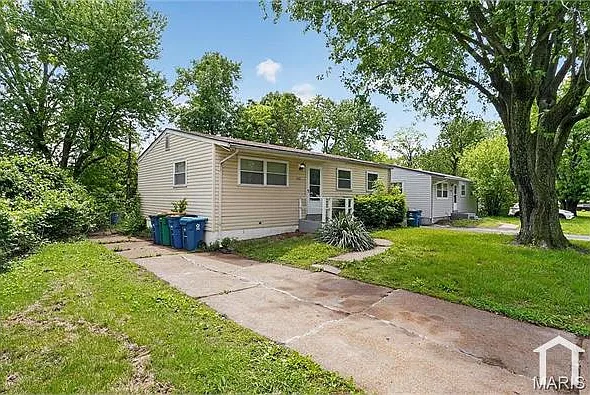 3 bed, 864 sqft, $1,350 — Photo 2