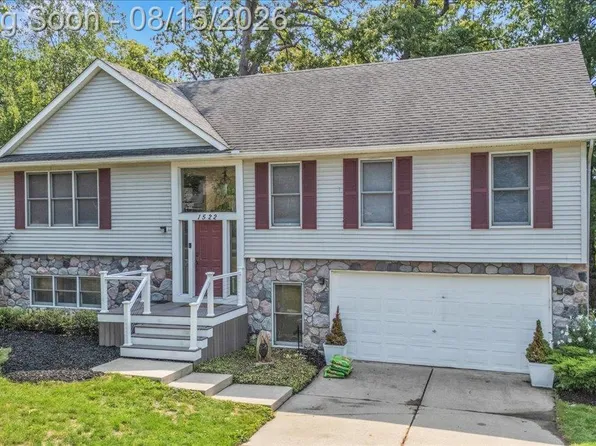 1522 Oregon Ct, Waterford, MI 48327