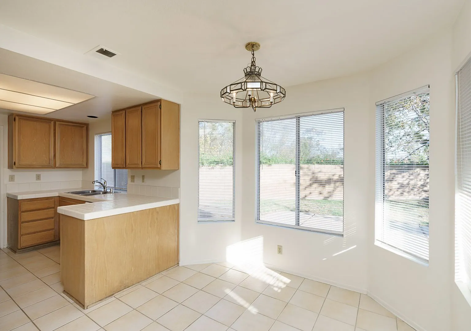 4 Bedroom Home in the Summer Creek Community of West Escondido — Photo 4
