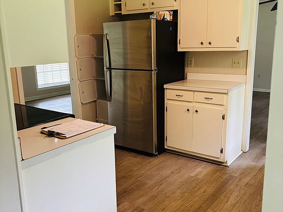 3rd image of 842 Newland St