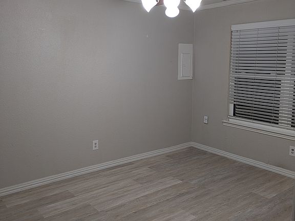 3rd image of 514 Norwood Cir W