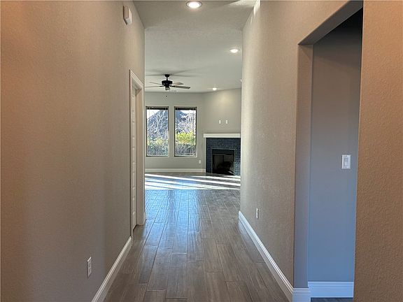 3rd image of 706 W Taylor St