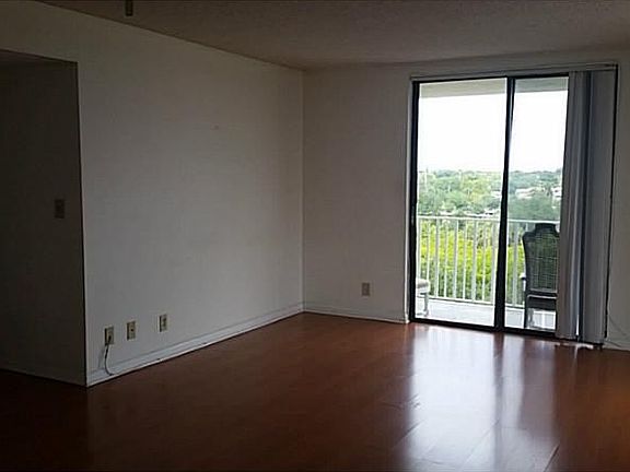 3rd image of 901 Hillcrest Dr APT 515
