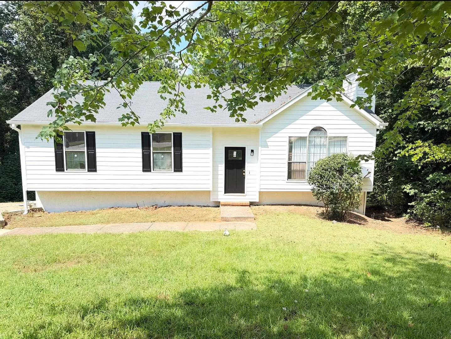 Newly Renovated Home On A Quiet Cul-de-Sac In Stockbridge! — Photo 1
