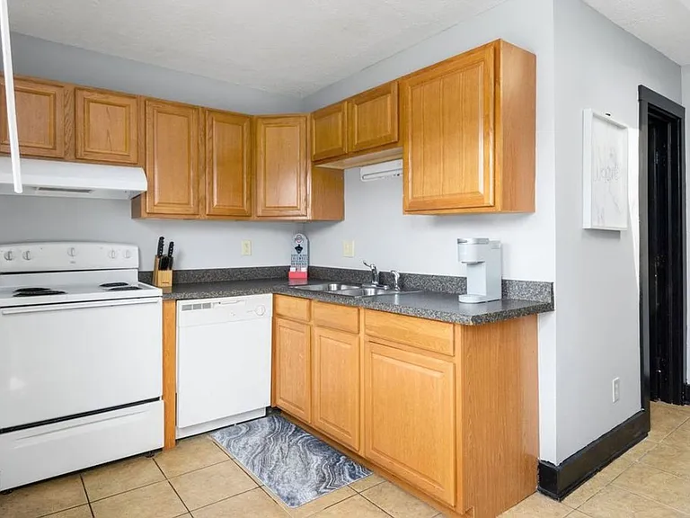 1373 Indianola Ave — Photo 9