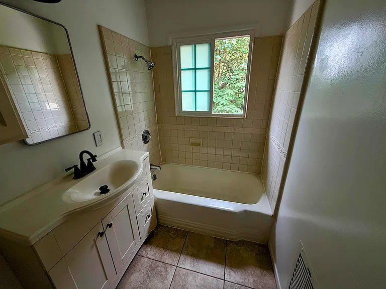 382 Mariposa Ave — Photo 9