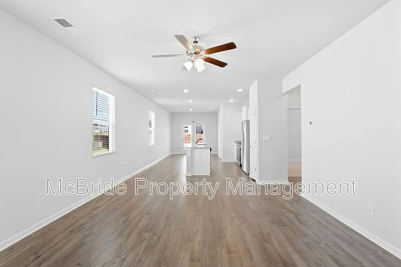 3 bed, 2.0 bath, 1376 sqft, $1,890 — Photo 3