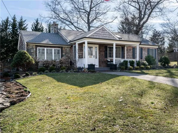 15 Edgewood Dr, Barrington, RI 02806