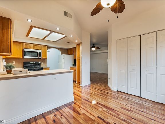 5th image of 533 Indian Bluff St Unit 101