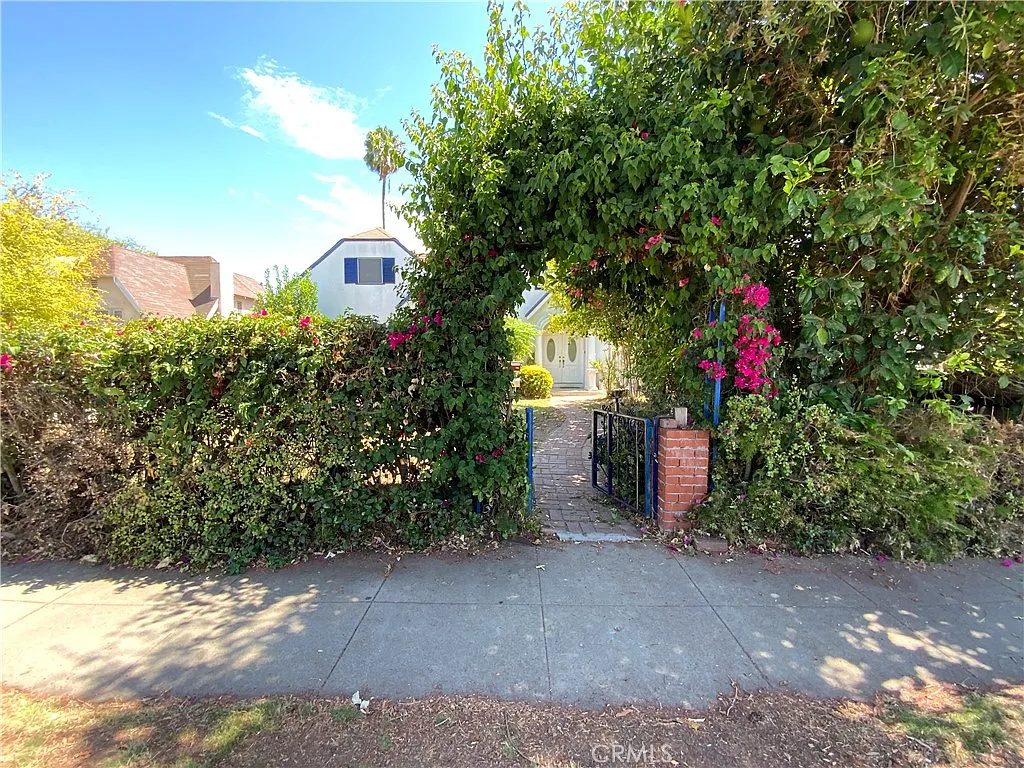 4 bed, 2209 sqft, $4,600 — Photo 3