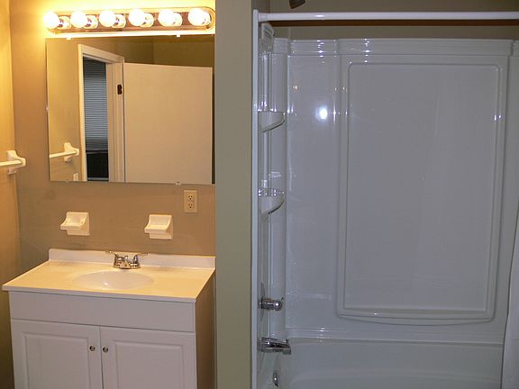 4th image of 861 Wilson Ave #1