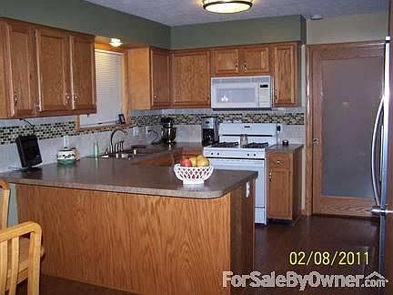 Kitchen
						:
						Glass Tile in backspalsh. New floors and counters