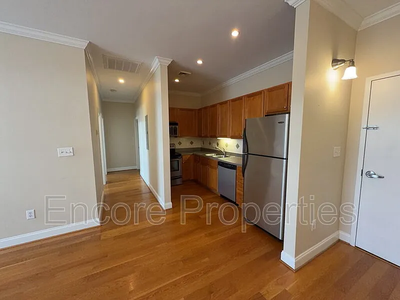 2 bed, 1.0 bath, 766 sqft, $1,400 — Photo 4