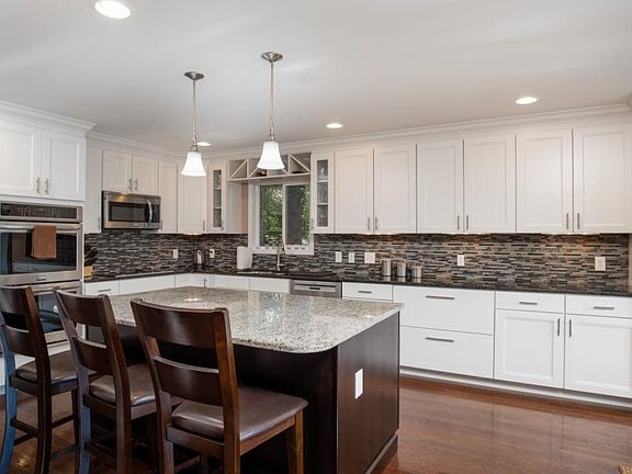 4th image of 627 Candy Creek Dr