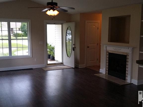 3rd image of 9390 Lyn Marie Drive NE