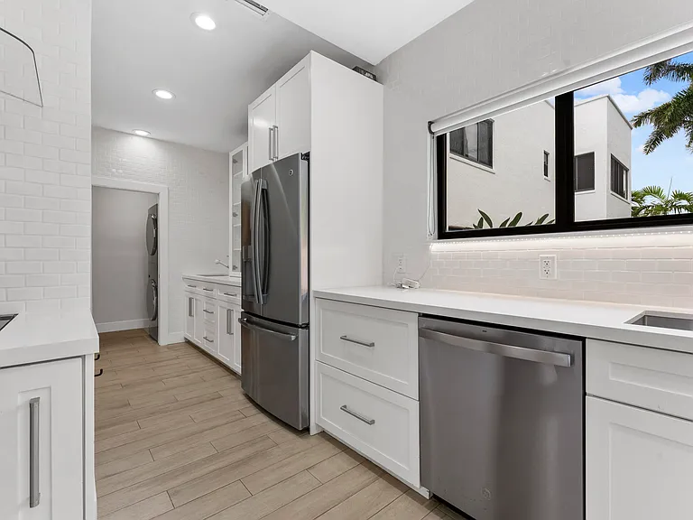 1121 Bel Air Dr — Photo 10