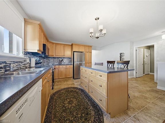 5th image of 385 Park Rd N #1