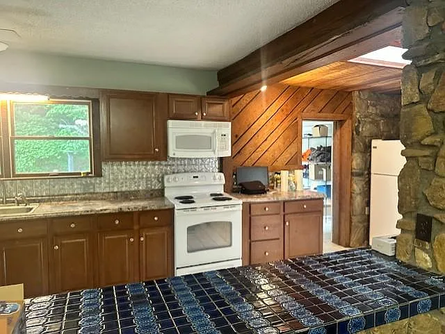 2195 Old Mountain Rd — Photo 2