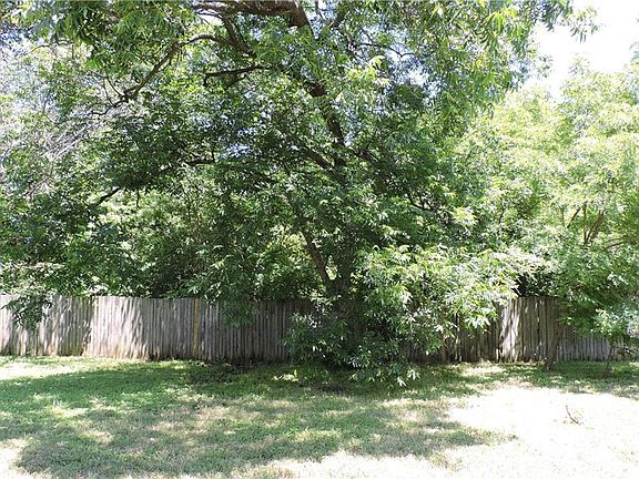 5th image of 309 E Brockett St