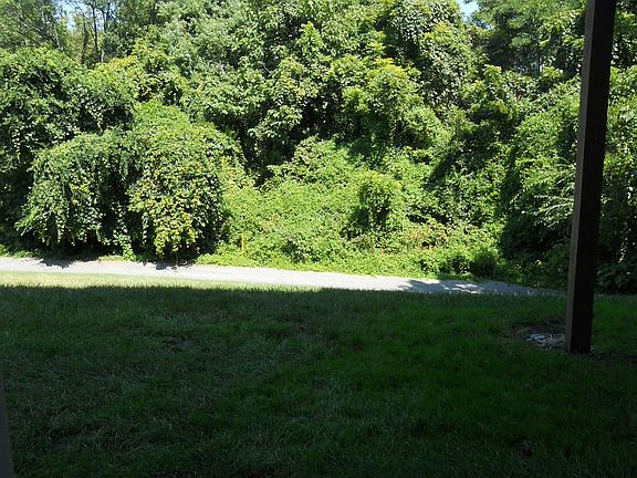 Green Space! Pet friendly.