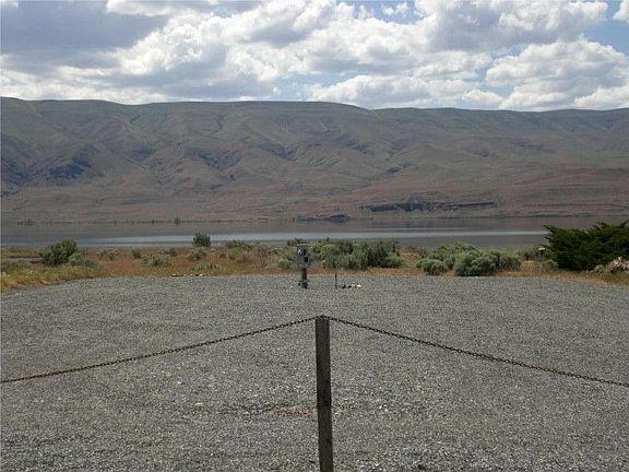 WOW! Just steps away to the beach and the Lake.