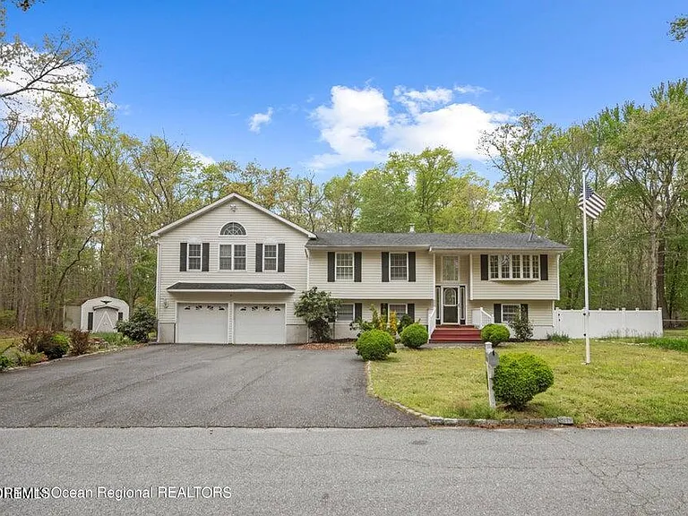 46 Walter Dr — Photo 2