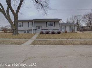 2130 Maplecrest Rd, Bettendorf, IA 52722