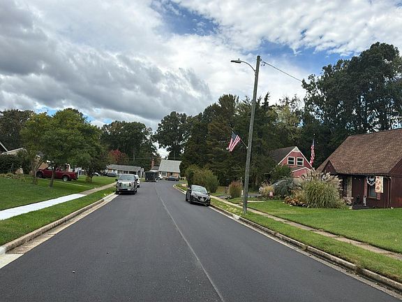 5th image of 806 Chatfield Rd