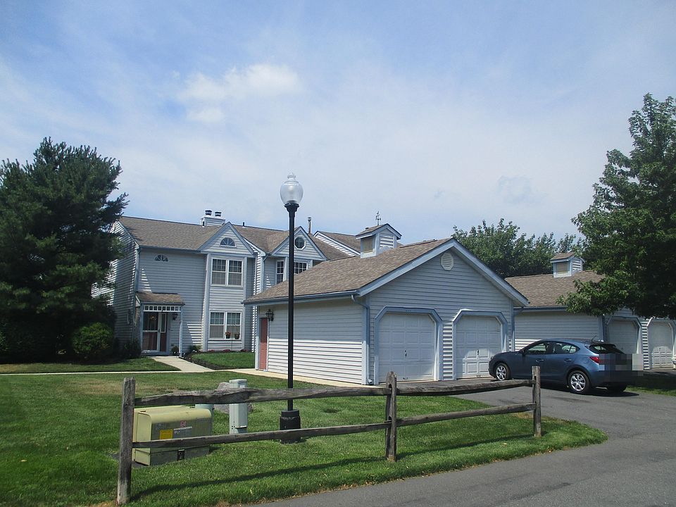 2nd image of 656 E Lake Front Cir