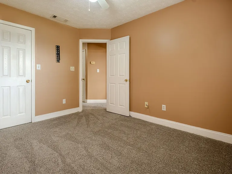147 Westchester Cir — Photo 12