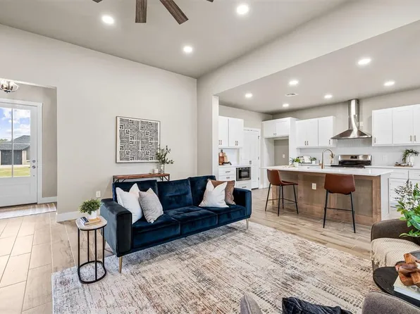 2442 Canyon Cir, Blanchard, OK 73010