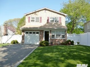 5 King Rd, Kings Park, NY 11754