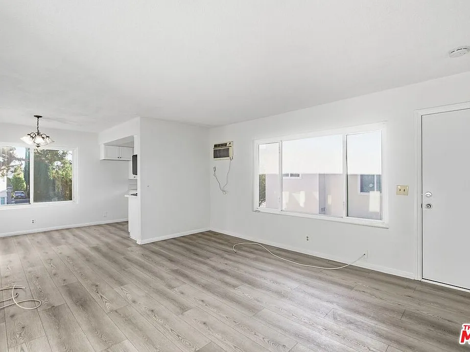 15 E Colorado Blvd #5