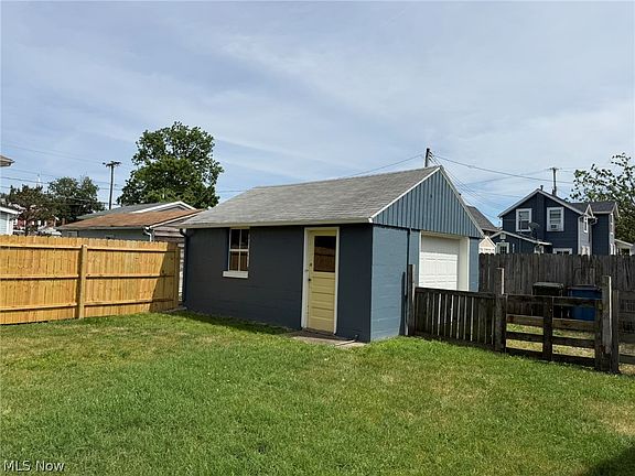 4th image of 725 Perry St