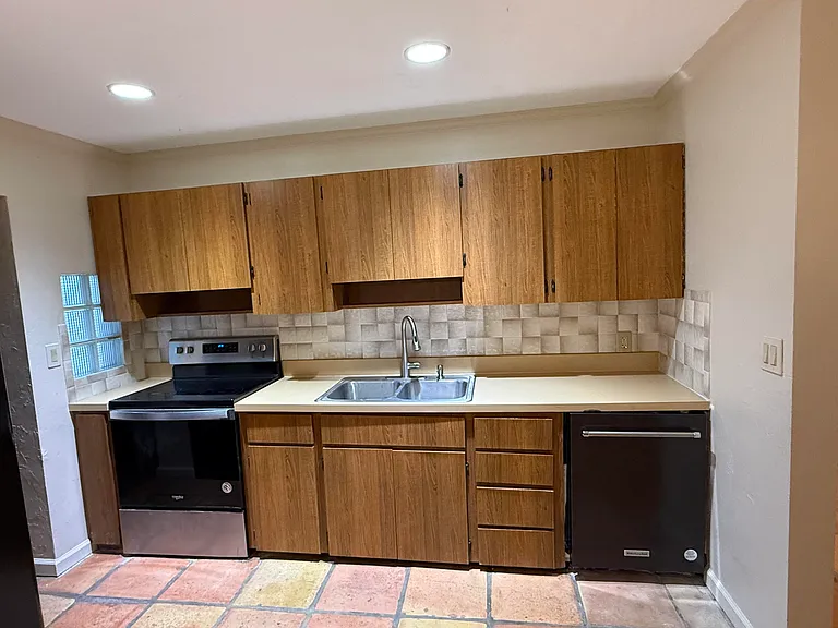 817 Elm Rd — Photo 7