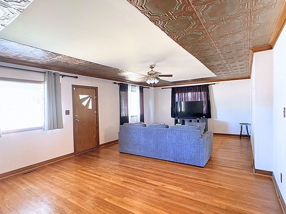 5th image of 802 Denver Ave