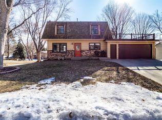1325 Valleyview Rd, Chaska, MN 55318