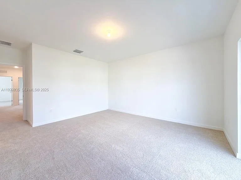 196 NE 13th Ave — Photo 6