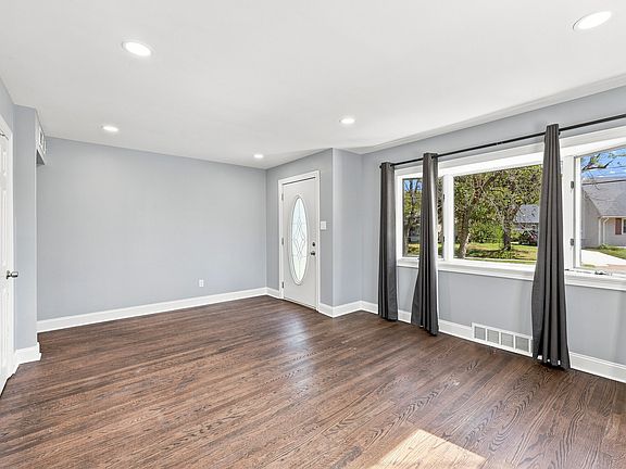 3rd image of 6 Wyndale Ave