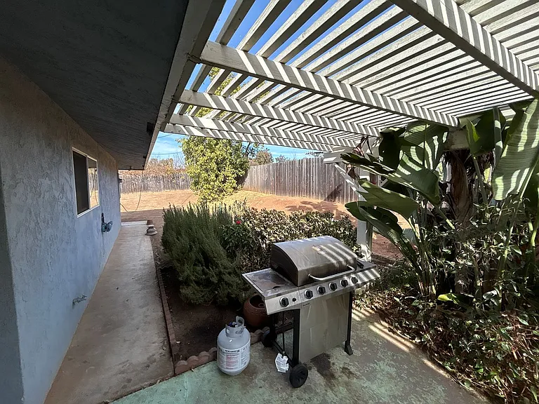 420 Osborne St — Photo 12
