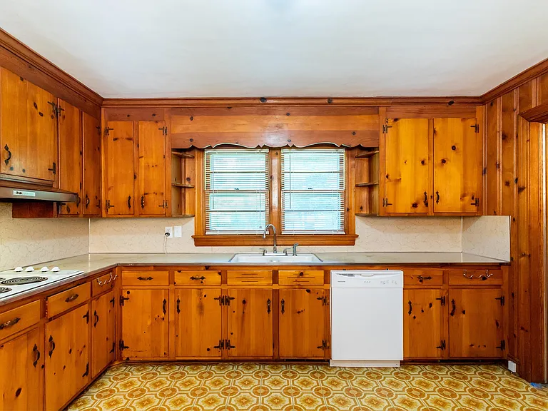 300 Tyson Ave — Photo 21
