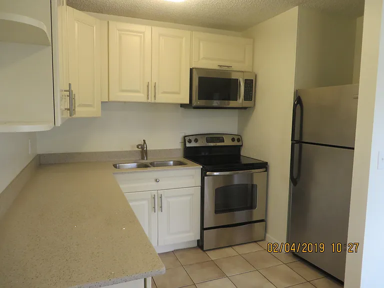 2202 NE 4th St #10 — Photo 8