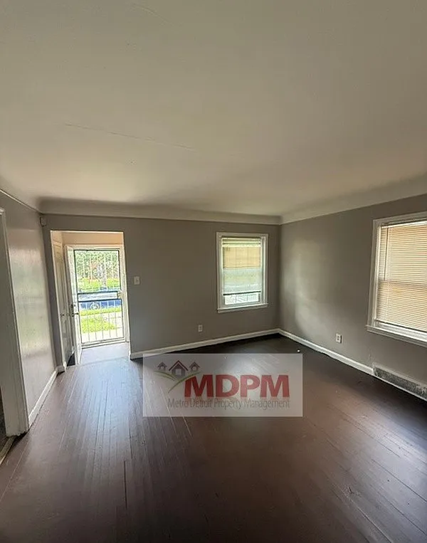 3 bed, 942 sqft, $1,050 — Photo 1