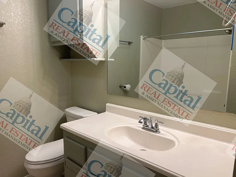 219 W Locust St — Photo 14