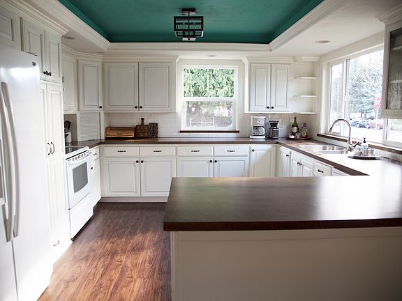 Huge, gorgeous kitchen! 