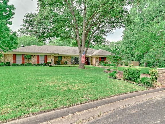 2nd image of 909 Royal Ln