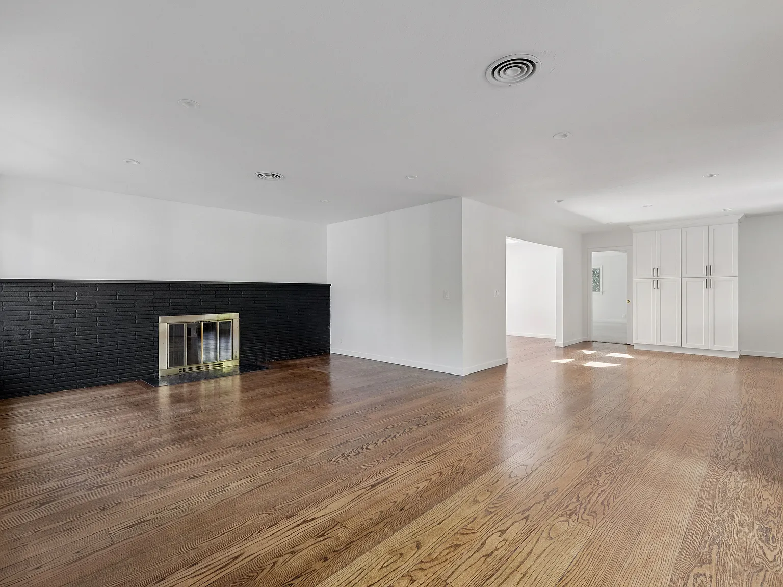 4 bed, 2365 sqft, $11,500 — Photo 4
